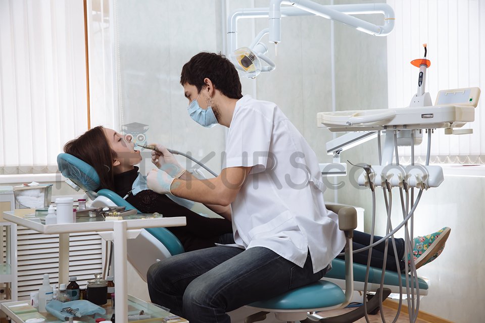 DUS Diş Hekimliğinde Uzmanlık Ana Dalları ve Eğitim Süreleri Nelerdir?