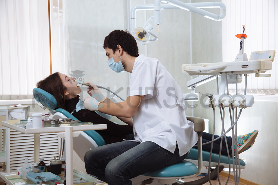 Diş Hekimliğinde Uzmanlık Ana Dalları ve Eğitim Süreleri Nelerdir?