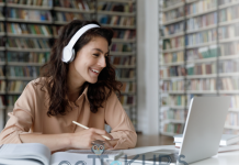 Kısa Sürede DGS’ye Nasıl Hazırlanılır? Kulaklıkla online ders izleyen genç kadın, kütüphane ortamında bilgisayarla ders çalışıyor.